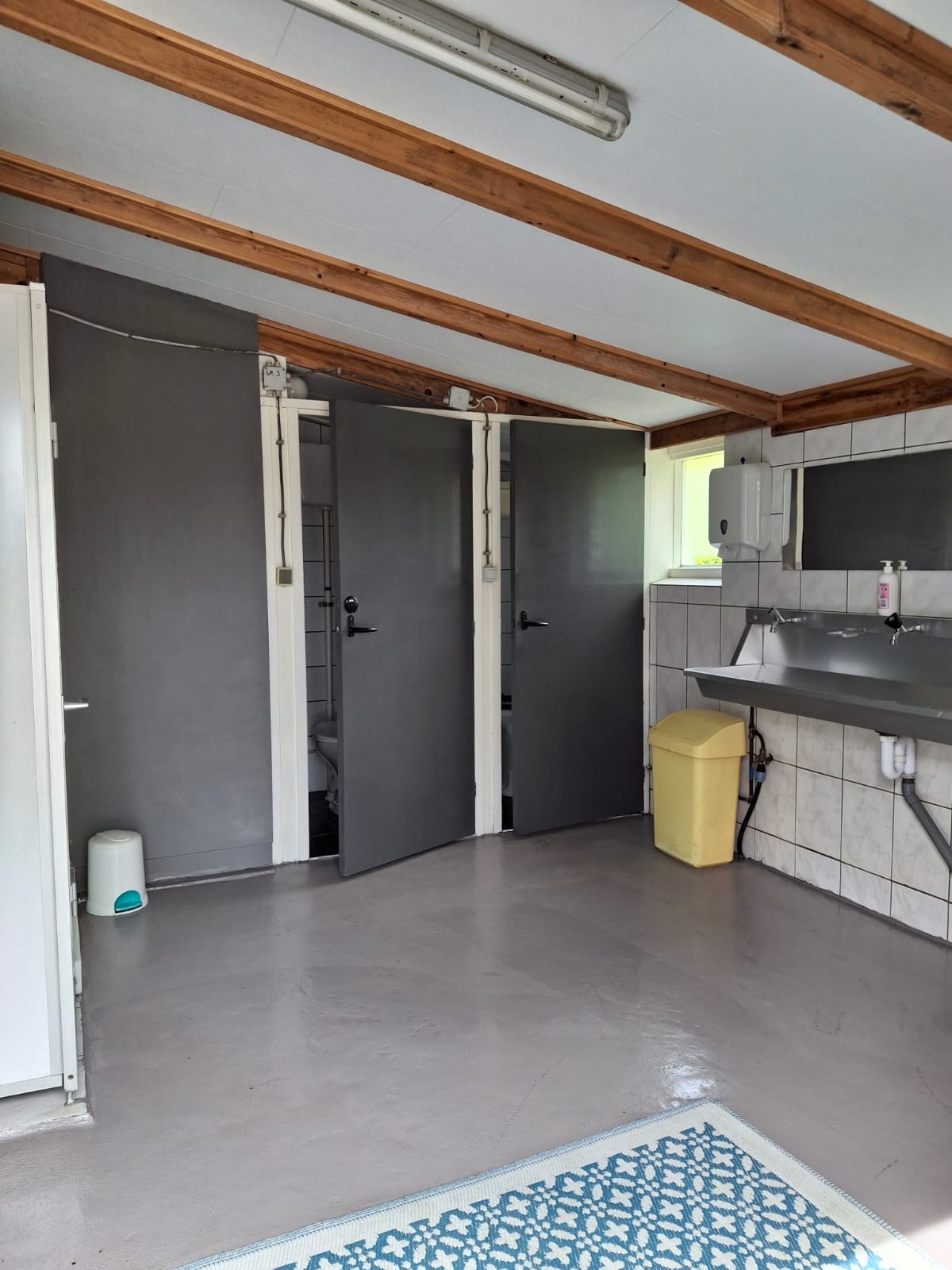 Sanitairgebouw met douches, toiletten en wastafels